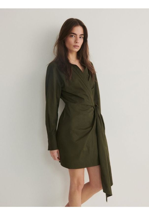 Reserved - Sukienka mini z wiązaniem - ciemnozielony. Kolor: zielony. Materiał: bawełna, tkanina. Typ sukienki: kopertowe. Długość: mini
