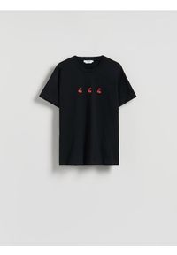 Reserved - T-shirt regular z haftem - czarny. Kolor: czarny. Materiał: bawełna. Wzór: haft