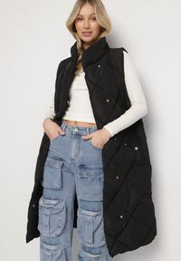 Born2be - Czarna Pikowana Kamizelka o Długim Kroju ze Stójką i Kieszeniami Avatheia. Okazja: na co dzień. Typ kołnierza: kołnierzyk stójkowy. Kolor: czarny. Materiał: jeans. Długość: długie. Wzór: aplikacja. Styl: elegancki, casual, klasyczny #2