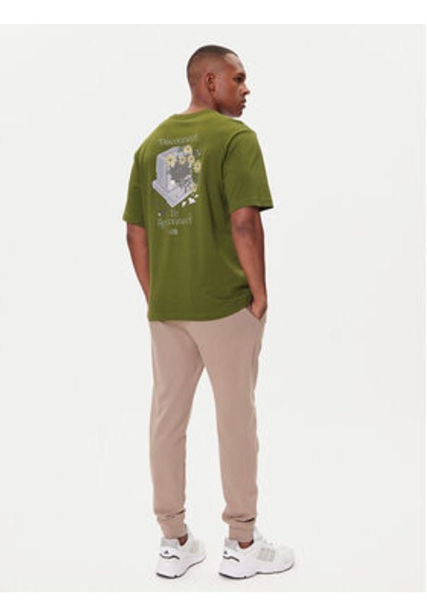 The North Face T-Shirt Connect NF0A8EGW Zielony Relaxed Fit. Kolor: zielony. Materiał: bawełna