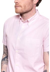 Wrangler - KOSZULA WRANGLER SS 1PKT BUTTON DOWN CAMEO PINK W5944OSY2. Typ kołnierza: button down. Kolor: różowy. Materiał: materiał. Długość rękawa: krótki rękaw. Długość: krótkie