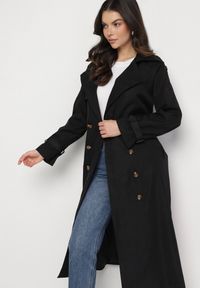 Born2be - Czarny Długi Płaszcz Trencz Dwurzędowy z Paskiem w Talii Cadenite. Typ kołnierza: kolnierz wykładany. Kolor: czarny. Długość: długie #3