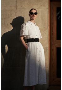 MOODO - Ażurowa sukienka z wiązaniem w talii biała. Kolor: biały. Wzór: ażurowy