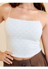 Sinsay - Crop top na cienkich ramiączkach - kremowy. Kolor: kremowy. Długość rękawa: na ramiączkach
