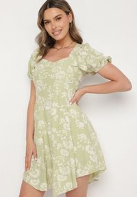 Born2be - Zielona Wiskozowa Sukienka w Kwiaty Lunobella. Okazja: na co dzień. Kolor: zielony. Materiał: wiskoza. Długość rękawa: długi rękaw. Wzór: kwiaty. Typ sukienki: sportowe. Styl: elegancki, casual, sportowy #1