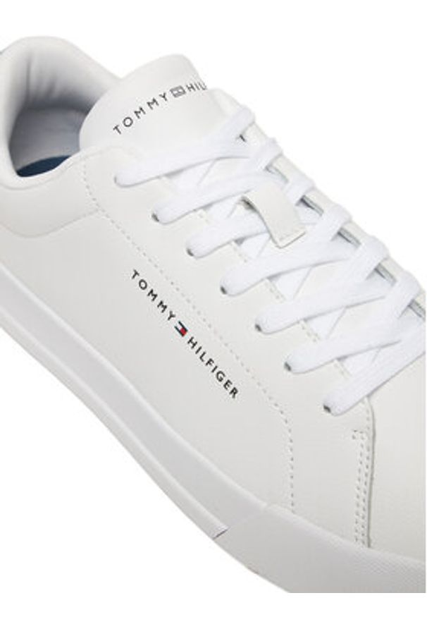 TOMMY HILFIGER - Tommy Hilfiger Sneakersy Th Court Lth Detail Ess FM0FM05367 Biały. Kolor: biały. Materiał: skóra