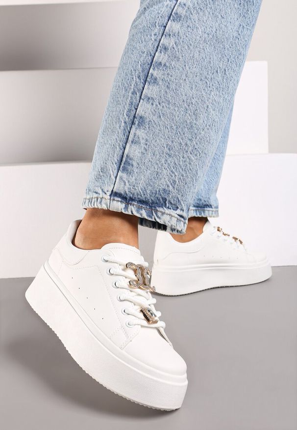Renee - Białe Sneakersy na Platformie Ozdobione Cyrkoniami i Aplikacjami na Sznurówkach Arretea. Nosek buta: okrągły. Zapięcie: sznurówki. Kolor: biały. Materiał: materiał. Wzór: aplikacja. Obcas: na platformie. Wysokość obcasa: niski