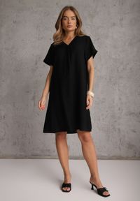 Renee - Czarna Wiskozowa Sukienka Pudełkowa z Dekoltem w Serek Noludig. Typ kołnierza: dekolt w serek. Kolekcja: plus size. Kolor: czarny. Materiał: wiskoza. Typ sukienki: dla puszystych #8