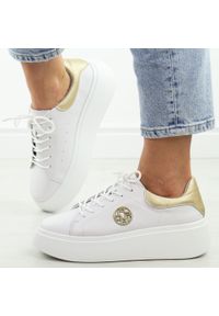 Białe skórzane sneakersy damskie na platformie Filippo Dp6058/25. Nosek buta: okrągły. Kolor: biały. Materiał: skóra. Szerokość cholewki: normalna. Wzór: aplikacja. Sezon: wiosna, jesień, lato. Obcas: na platformie