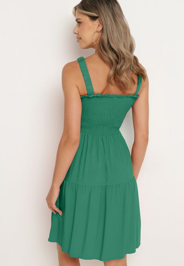 Born2be - Ciemnozielona Sukienka na Ramiączkach z Gumką w Talii i Falbankami Tiamaree. Okazja: na co dzień. Typ kołnierza: kołnierz z falbankami. Kolor: zielony. Długość rękawa: na ramiączkach. Sezon: lato. Typ sukienki: proste. Styl: casual, elegancki