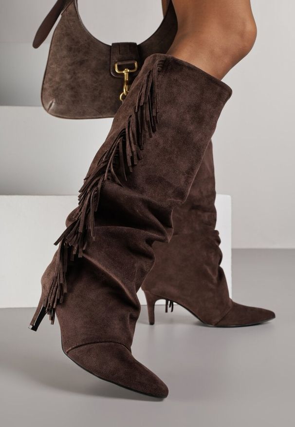 Born2be - Brązowe Marszczone Kozaki z Imitacji Zamszu na Niskiej Szpilce z Frędzlami Linonra. Okazja: na randkę. Zapięcie: bez zapięcia. Kolor: brązowy. Materiał: zamsz. Wzór: aplikacja. Sezon: zima, jesień. Styl: klasyczny, elegancki