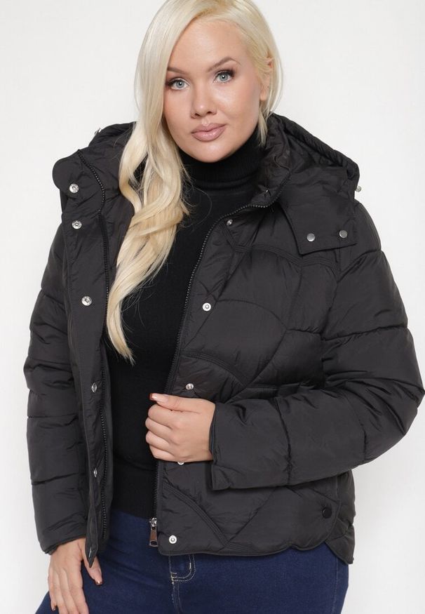 Born2be - Czarna Pikowana Kurtka z Kieszeniami i Kapturem z Możliwością Odpięcia Nikigala. Okazja: na co dzień, na spacer. Kolekcja: plus size. Kolor: czarny. Materiał: materiał, jeans. Styl: casual, elegancki