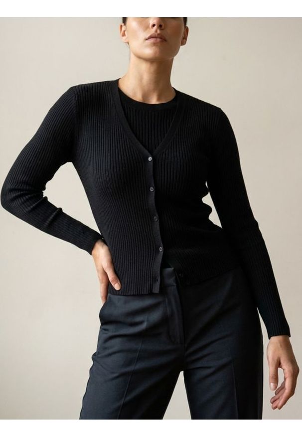 Sinsay - Prążkowany kardigan zapinany na guziki - czarny. Kolor: czarny. Materiał: prążkowany