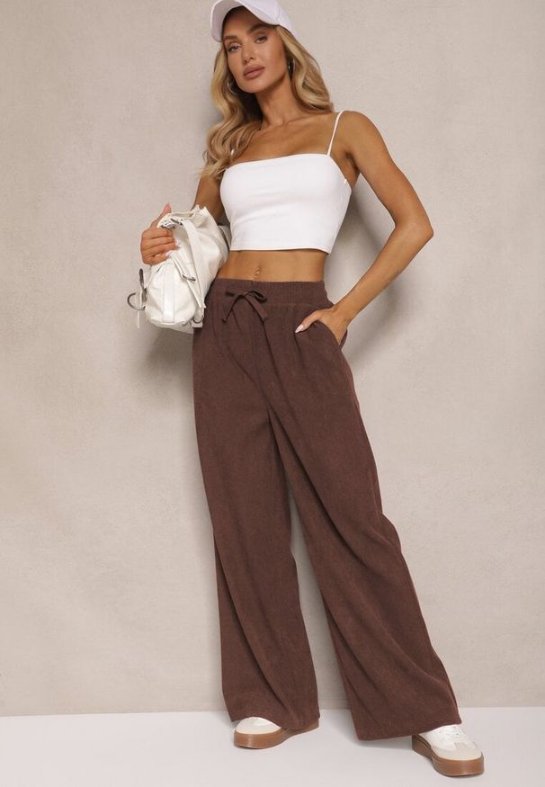 Renee - Brązowe Spodnie o Szerokim Kroju High Waist z Wiązaniem w Pasie Ettianne. Okazja: na co dzień. Stan: podwyższony. Kolor: brązowy. Styl: casual, elegancki