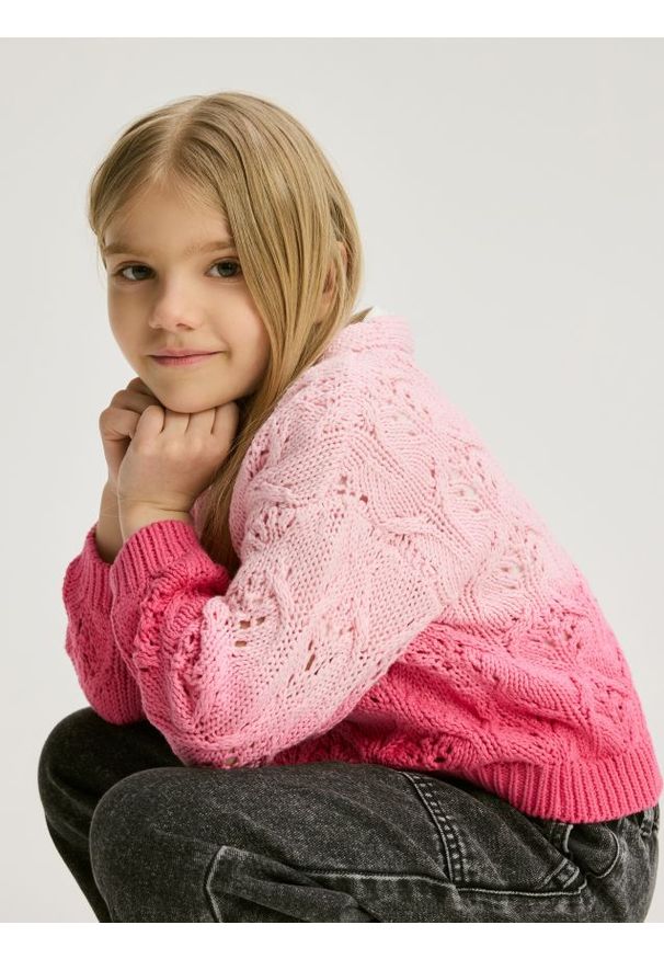 Reserved - Kardigan z efektem ombre - pastelowy róż. Kolor: różowy. Materiał: dzianina