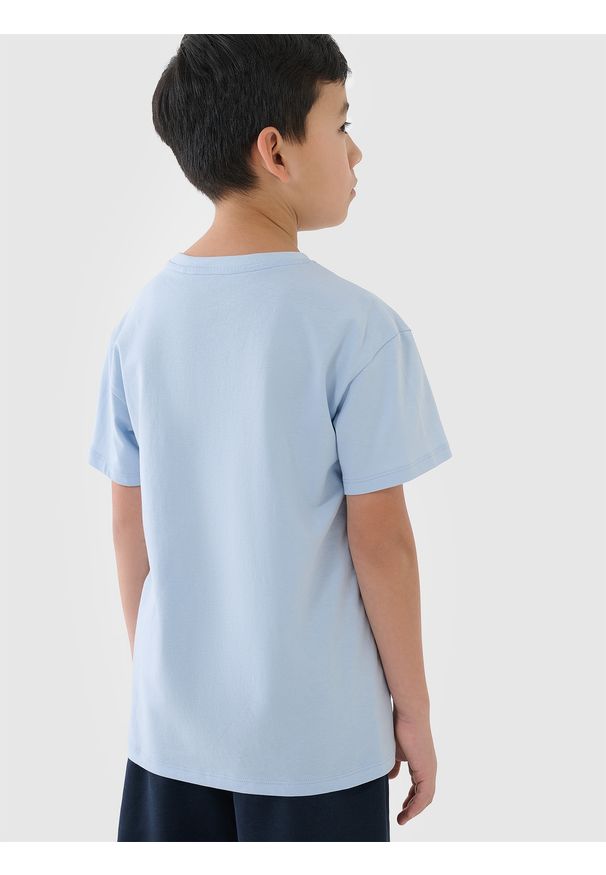 4f - 4F T-shirt oversize z nadrukiem chłopięcy - niebieski 140 (9-10 lat). Okazja: na co dzień. Kolor: niebieski. Materiał: jersey, dzianina, bawełna. Długość rękawa: krótki rękaw. Długość: krótkie. Wzór: nadruk. Sezon: lato. Styl: casual, klasyczny, sportowy