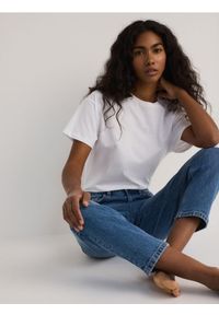 Reserved - Jeansy mom fit slim - niebieski. Stan: podwyższony. Kolor: niebieski