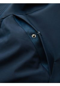 Ombre Clothing - Długa sezonowa kurtka męska w stylu outdoorowym – granatowa V2 - Rozmiar: L. Typ kołnierza: kaptur. Kolor: niebieski. Materiał: guma, tkanina, poliester, materiał, syntetyk. Długość: długie. Wzór: aplikacja
