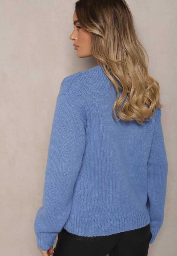 Renee - Niebieski Sweter z Wełną Ozdobnym Splotem i Ściągaczem Nariae. Okazja: na co dzień. Kolor: niebieski. Materiał: wełna. Długość rękawa: długi rękaw. Długość: długie. Wzór: ze splotem. Styl: casual, elegancki