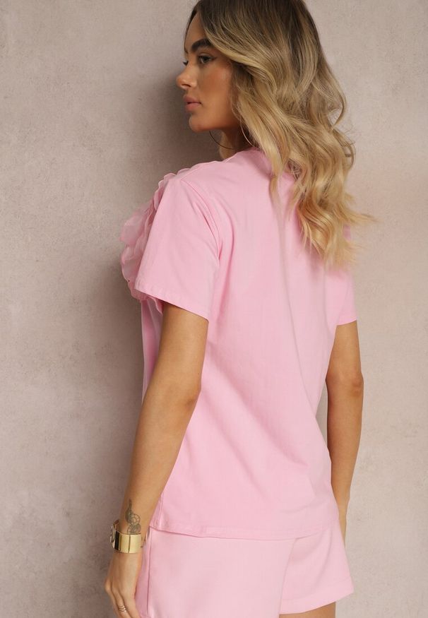 Renee - Różowy Bawełniany T-shirt z Krótkim Rękawem i Ozdobnym Kwiatem Krissas. Okazja: na spotkanie biznesowe, do pracy, na co dzień. Kolor: różowy. Materiał: bawełna. Długość rękawa: krótki rękaw. Długość: krótkie. Wzór: kwiaty. Styl: elegancki, biznesowy, casual