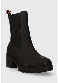 TOMMY HILFIGER - Tommy Hilfiger sztyblety RUBBERIZED MID HEEL BOOT damskie kolor czarny na słupku FW0FW07520. Nosek buta: okrągły. Kolor: czarny. Materiał: materiał, włókno, guma. Obcas: na słupku. Wysokość obcasa: średni #4