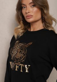 Renee - Czarny Sweter z Wiskozą Naszywką Napisem i Cyrkoniami Lilrae. Okazja: na co dzień, do pracy. Kolor: czarny. Materiał: wiskoza. Wzór: napisy, aplikacja. Styl: wizytowy, elegancki, casual #4