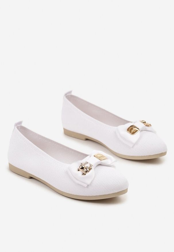 Born2be - Białe Balerinki z Kokardą i Metalicznymi Ozdobami Litelline. Okazja: na co dzień. Kolor: biały. Wzór: aplikacja. Styl: elegancki, glamour, casual, klasyczny