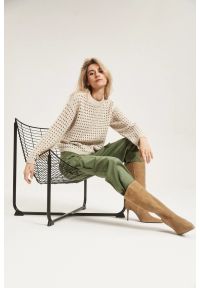 MOODO - Ażurowy sweter z szerokimi rękawami i okrągłym dekoltem beżowy. Kolor: beżowy. Wzór: ażurowy