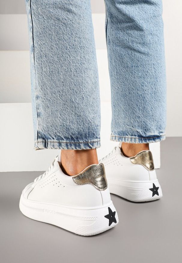 Renee - Biało-Złote Sneakersy Vices na Platformie Ozdobione Napisem i Perforacją Nonaritha. Okazja: na co dzień. Zapięcie: sznurówki. Kolor: biały. Materiał: jeans. Wzór: napisy, aplikacja. Obcas: na platformie