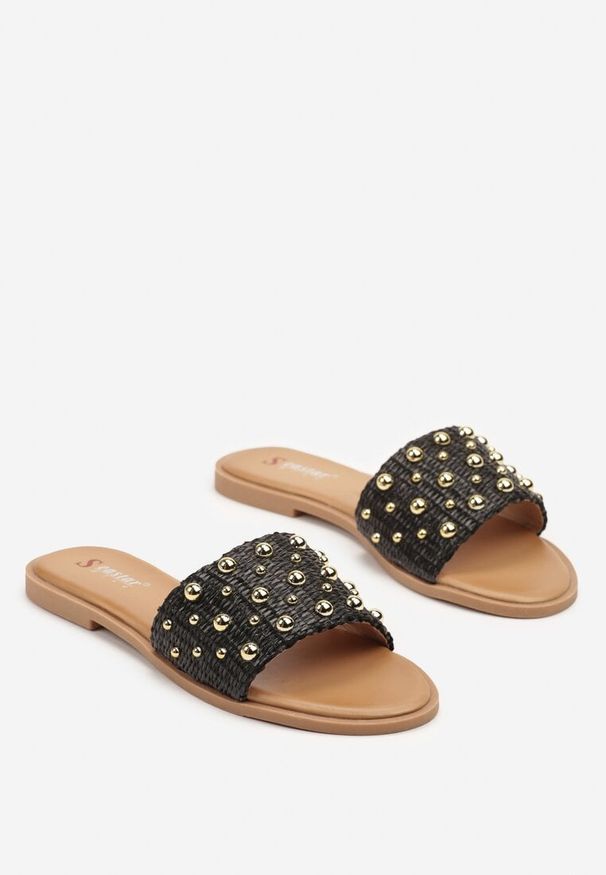 Born2be - Czarne Klapki na Płaskiej Podeszwie Zdobione Nitami Tariviel. Kolor: czarny. Materiał: jeans. Wzór: aplikacja. Obcas: na płaskiej podeszwie. Styl: elegancki