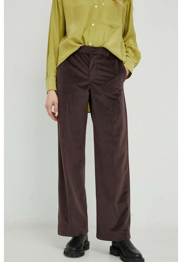 Levi's® - Levi's spodnie damskie kolor brązowy szerokie high waist. Okazja: na spotkanie biznesowe. Stan: podwyższony. Kolor: brązowy. Materiał: tkanina, welur. Styl: biznesowy