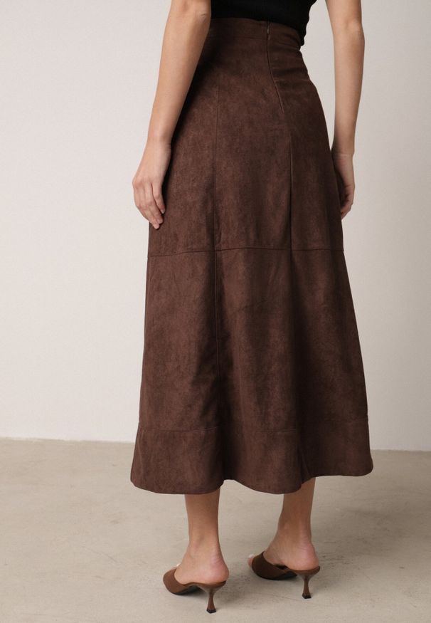 Born2be - Brązowa Rozkloszowana Spódnica z Imitacji Zamszu Basara. Okazja: na co dzień, do pracy, na spotkanie biznesowe. Kolor: brązowy. Materiał: zamsz. Styl: klasyczny, casual, biznesowy, elegancki