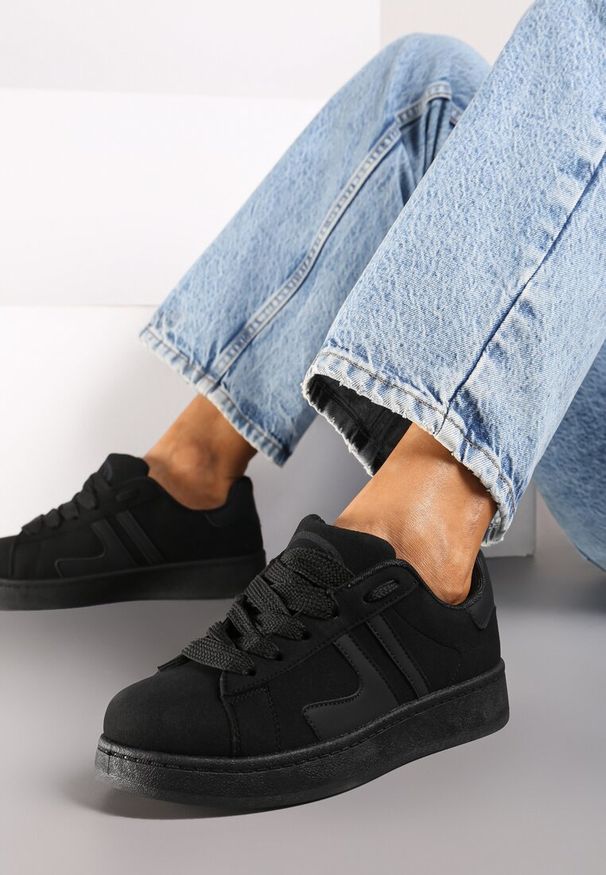 Renee - Czarne Płaskie Sneakersy Sznurowane z Paskami Artomi. Okazja: na co dzień, na spacer. Zapięcie: pasek. Kolor: czarny. Materiał: jeans. Sezon: wiosna. Sport: turystyka piesza, fitness