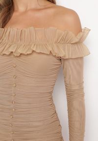 Born2be - Ciemnobeżowa Dopasowana Sukienka Hiszpanka z Falbanką Turlia. Typ kołnierza: dekolt hiszpanka. Kolor: beżowy. Wzór: aplikacja #2
