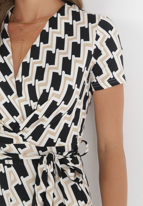 Born2be - Beżowy Kombinezon w Geometryczny Wzór z Długimi Nogawkami i Materiałowym Paskiem Marty. Kolor: beżowy. Materiał: materiał. Długość rękawa: krótki rękaw. Długość: długie. Wzór: geometria. Sezon: wiosna, lato