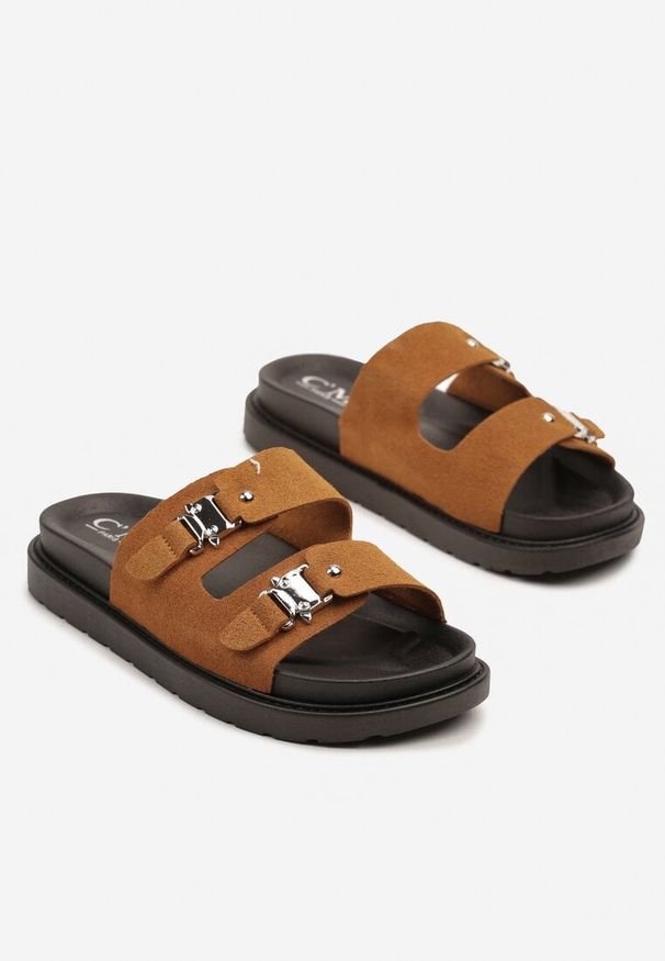 Born2be - Brązowe Klapki z Metalicznymi Klamrami Fallevia. Okazja: na co dzień. Kolor: brązowy. Sezon: lato. Obcas: na płaskiej podeszwie. Styl: casual, elegancki