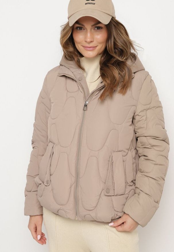 Born2be - Ciemnobeżowa Pikowana Kurtka z Materiałowym Kapturem i Kieszeniami Ravalynne. Okazja: na spacer, na co dzień. Kolor: beżowy. Materiał: materiał. Styl: klasyczny, casual, elegancki, sportowy