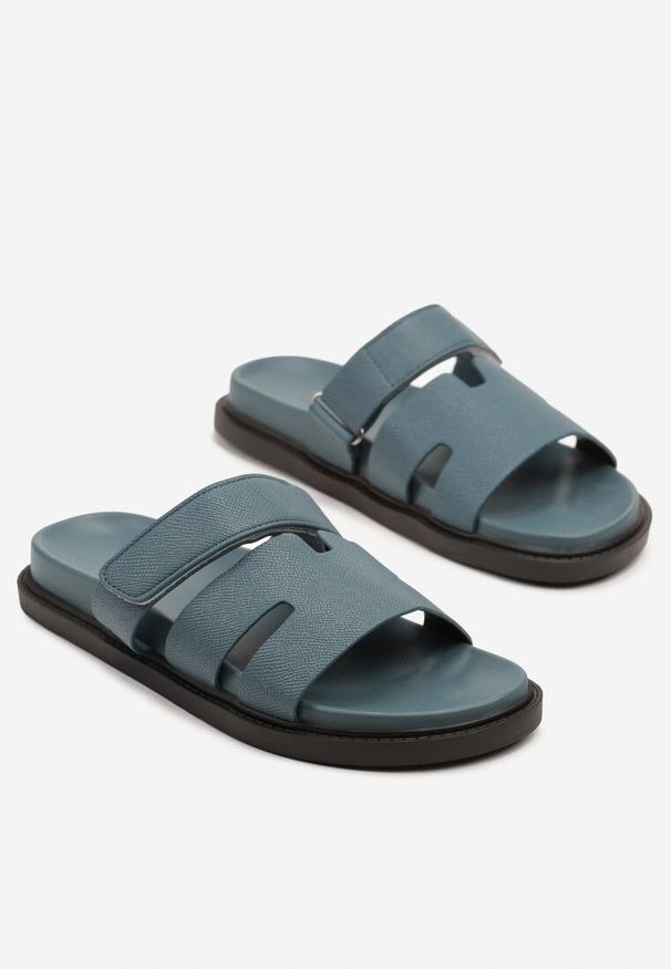 Born2be - Ciemnoniebieskie Klapki z Pianki Zdobione Wycięciami Arrivara. Okazja: na co dzień, na imprezę. Kolor: niebieski. Materiał: jeans. Wzór: aplikacja. Obcas: na płaskiej podeszwie. Styl: casual