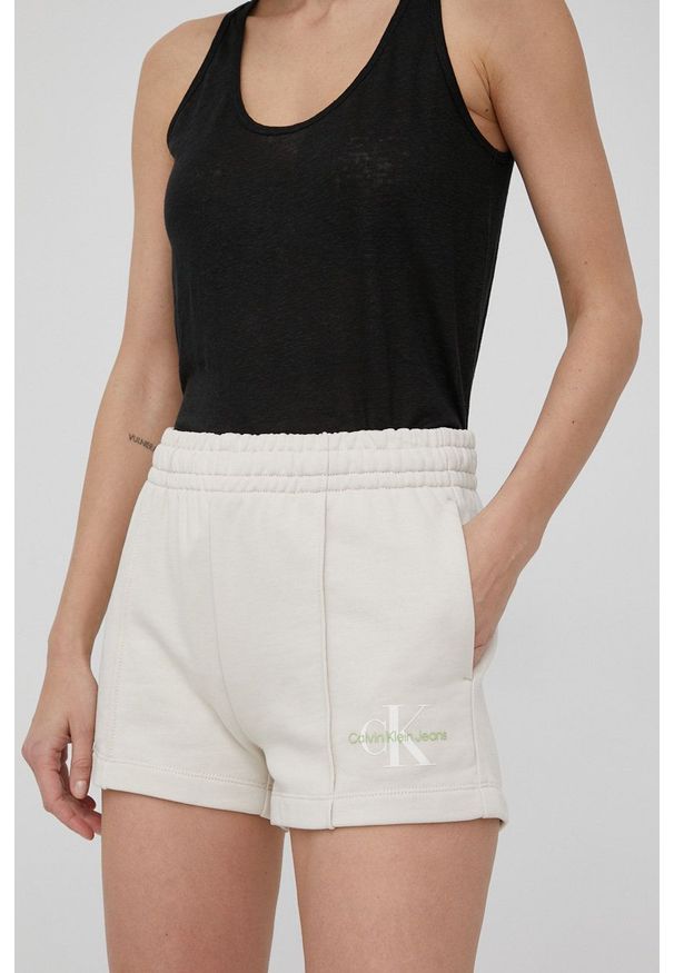 Calvin Klein Jeans szorty bawełniane damskie kolor beżowy gładkie high waist. Okazja: na co dzień. Stan: podwyższony. Kolor: beżowy. Materiał: bawełna. Wzór: gładki. Styl: casual