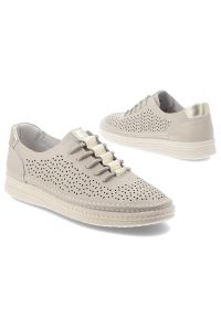 Półbuty damskie S.Barski, cholewka skóra naturalna perforowana sznurowanie klasyczne niski fason zaokrąglony nosek miękka linia metaliczna wstawka na. Zapięcie: sznurówki. Kolor: beżowy. Materiał: skóra. Szerokość cholewki: normalna. Styl: klasyczny #5