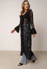 Born2be - Czarna Narzutka Plażowa o Fasonie Długiej Sukienki z Koronki Ozdobiona Falbankami Araqiel. Okazja: na plażę. Typ kołnierza: kołnierz z falbankami. Kolor: czarny. Materiał: koronka. Wzór: aplikacja, koronka. Sezon: lato. Styl: wakacyjny #8