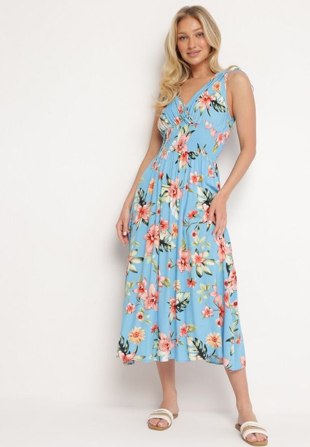 Born2be - Niebieska Sukienka w Kwiaty z Gumką w Pasie i Kopertowym Dekoltem Ściągana na Ramionach Saseria. Kolor: niebieski. Materiał: tkanina. Wzór: kwiaty. Sezon: lato. Typ sukienki: kopertowe