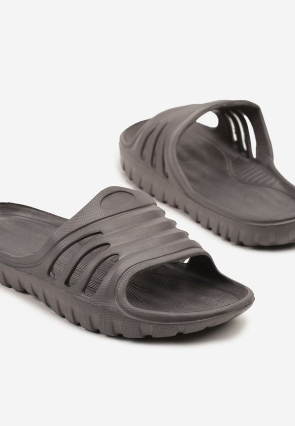 Born2be - Szare Klapki Piankowe na Basen z Wycięciami Natanira. Okazja: na plażę. Nosek buta: otwarty. Kolor: szary. Sezon: lato. Styl: elegancki