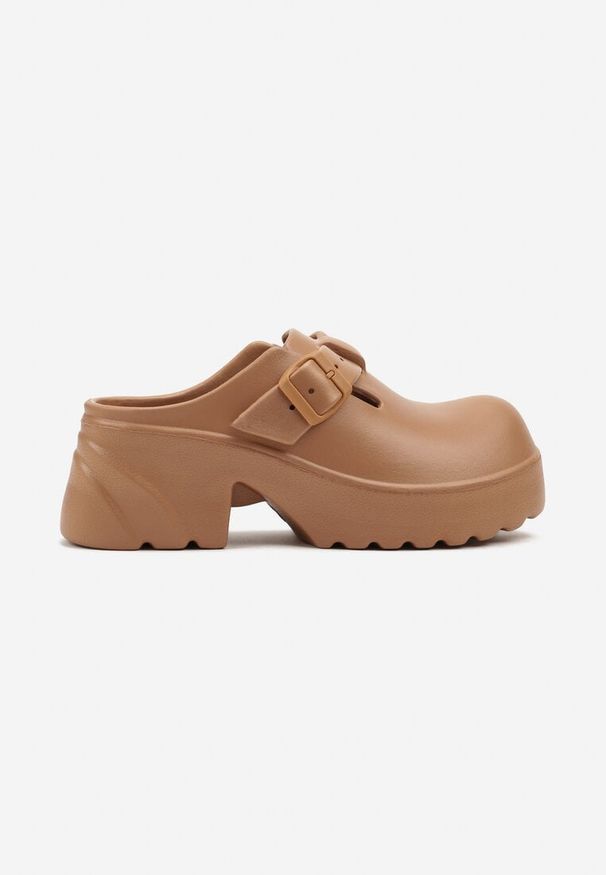 Born2be - Jasnobrązowe Klapki na Grubej Podeszwie z Klamrą Ralunella. Okazja: na co dzień, na spacer. Kolor: brązowy. Materiał: dresówka. Styl: klasyczny, elegancki, casual