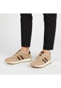 Sneakersy damskie S.Barski, cholewka ze skóry naturalnej zamszowej z tekstylnymi panelami kontrastowe wstawki boczne klasyczne sznurowanie profilowan. Okazja: na co dzień. Zapięcie: sznurówki. Kolor: beżowy. Materiał: skóra, zamsz. Szerokość cholewki: normalna. Wzór: motyw zwierzęcy #3