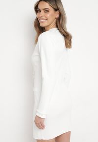 Born2be - Biała Sukienka Sweterkowa Dwurzędowa z Guzikami i Ozdobnymi Frędzlami Vluona. Kolor: biały. Materiał: materiał #7