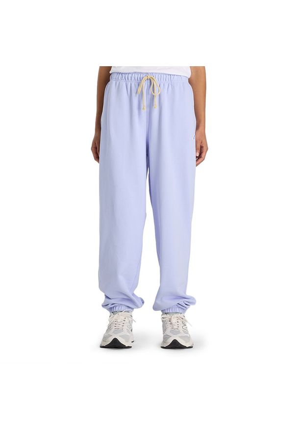 Spodnie damskie New Balance WP41513DYK - fioletowe. Kolor: fioletowy. Materiał: poliester, bawełna, dresówka