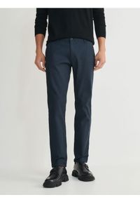 Reserved - Spodnie chino slim fit - granatowy. Kolor: niebieski. Materiał: bawełna, tkanina #1