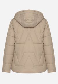 Born2be - Ciemnobeżowa Kurtka z Szerokim Pikowaniem i Kapturem Yasidi. Okazja: na co dzień. Kolor: beżowy. Materiał: jeans. Styl: casual, elegancki #3