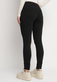 Born2be - Czarne Jeansy z Wiskozą o Kroju Skinny z Przetarciami Taledis. Okazja: na co dzień. Stan: podwyższony. Kolor: czarny. Styl: klasyczny, elegancki, casual #4